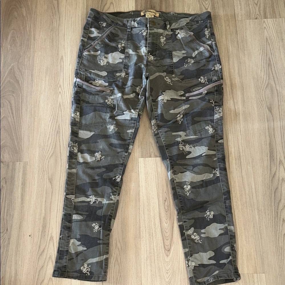 Democracy Women's Camouflage Cargo Pants Sz 14 Stretch Casual Military